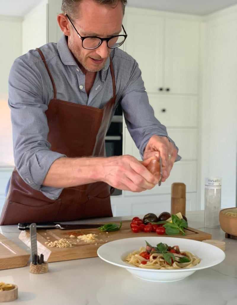 Rivsalt – Rock Salt Grater with Oak Stand